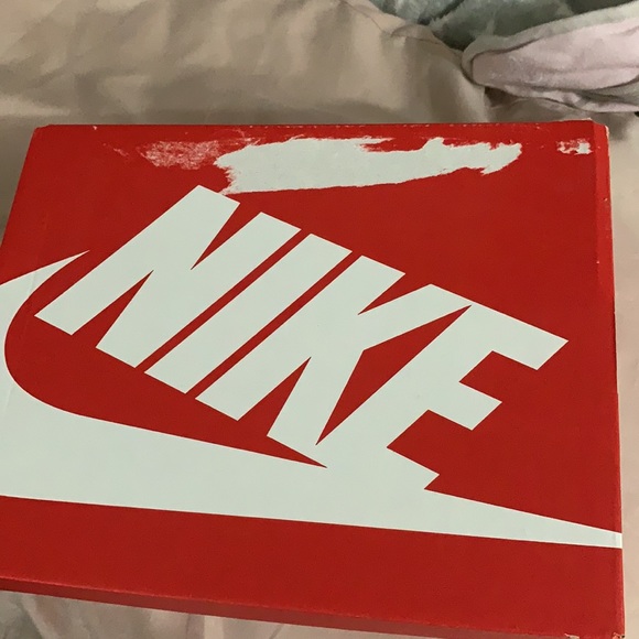 Hi you guys I have a shoe for sell it is a Michael Jordan shoe so if you want it - Picture 7 of 7